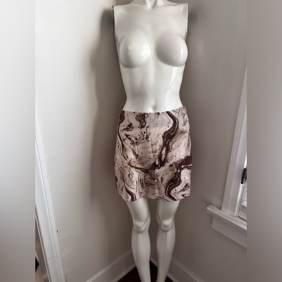 Marble Print Mini Skirt size small with side slit & Side Zipper, barely worn - Picture 4 of 9